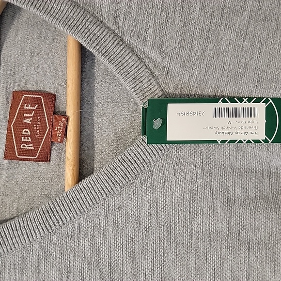 NWT! Men's Red Ale by Alesbury Grey Riverside V-Neck Sweater, Size Mediun - Picture 2 of 3